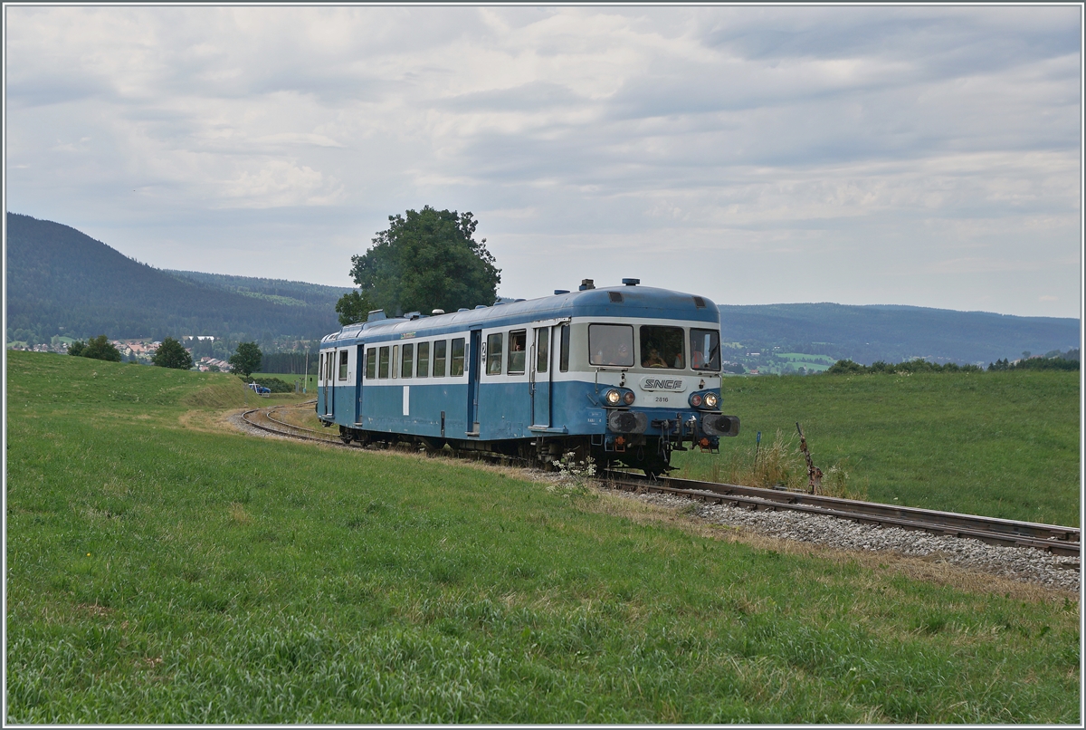 30 ANS CONI'FER /30 years Coni'Fer - The X 2816 by the  Association l'autorail X2800 du Haut-Doubs  near Le Touillon, (Km 58 J-E / J-S / SBB ; Km 467 PLM / SNCF.)

15.07.2023

