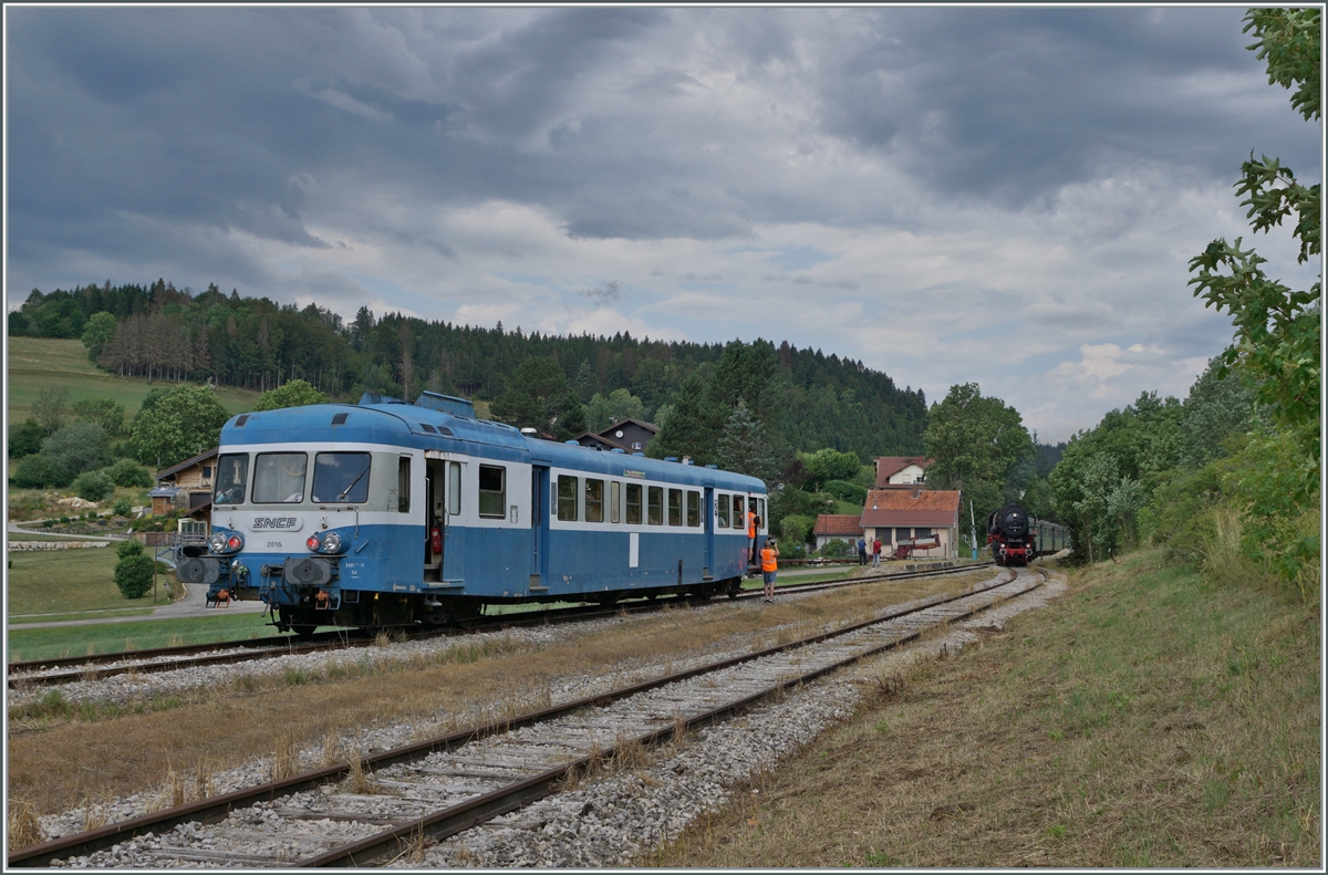 30 ANS CONI'FER /30 years of Coni'Fer - There hasn't been this much traffic here for a good 110 years! The X 2816 of the Association l'autorail in Le Touillon. 

July 15, 2023