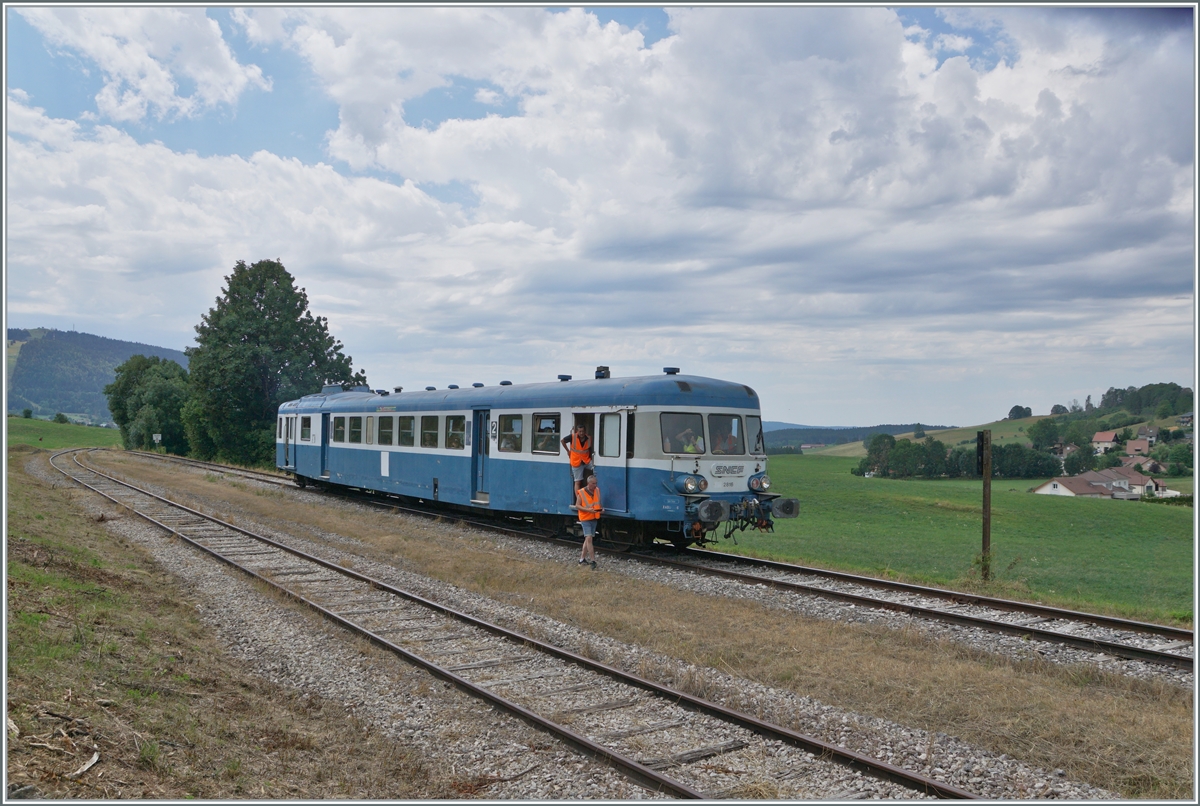 30 ANS CONI'FER /30 years of Coni'Fer - There hasn't been this much traffic here for a good 110 years! The X 2816 of the Association l'autorail in Le Touillon. 

July 15, 2023
