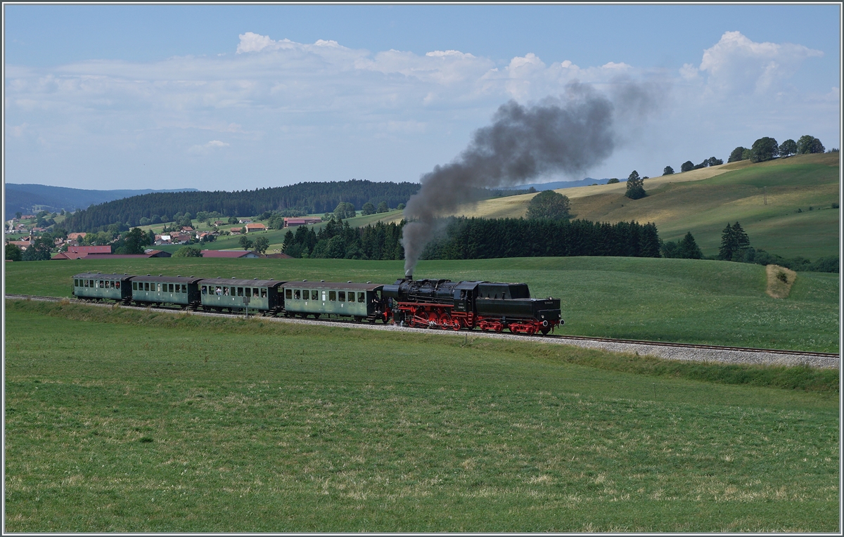 30 ANS CONI'FER /30 years of Coni'Fer - The large steam locomotive 52 8163-9 is with its train by le Touillon on the way to Fontaine Ronde.

15.07.2023