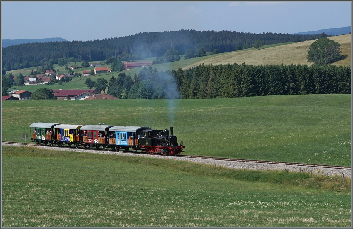 30 ANS CONI'FER /30 years of Coni'Fer - The Coni'Fer E 3/3 N° 5 runs its train from Les Hôpitaux-Neufs to Fontaine Ronde. The  passenger cars  were created from Sputnik cars, which were formerly SBB or BLS Db freight train support cars. The CTVJ also uses similar vehicles. The picture was taken at Le Touillon. 

July 15, 2023