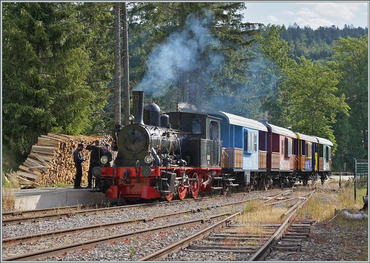 30 ANS CONI'FER /30 years of Coni'Fer - To mark the thirtieth birthday of this impressive museum railway on a section of the international Milano - Paris route in the Jura between Vallorbe and Pontarlier, the trains run every hour. At the Coni''Fer train station in Les Hôpitaux Neufs, the E 3/3 N° 5  Tigerli  is prepared for its first journey long before departure. The designation for the E 3/3 N° 5 in France is (not entirely certain) 030-T-5 July 15, 2023