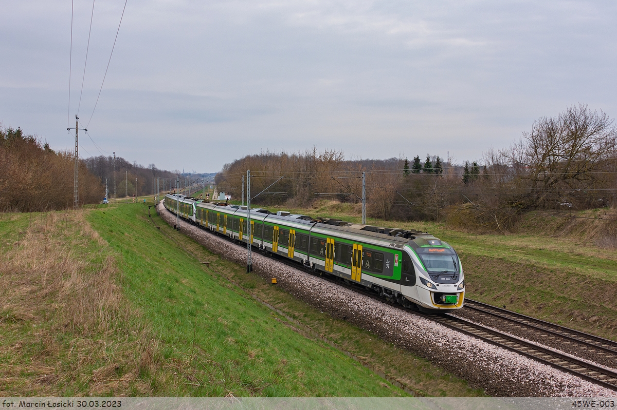 30.03.2023 | Nowe Iganie - 45WE-003 with 004 going from Siedlce to Warszawa.