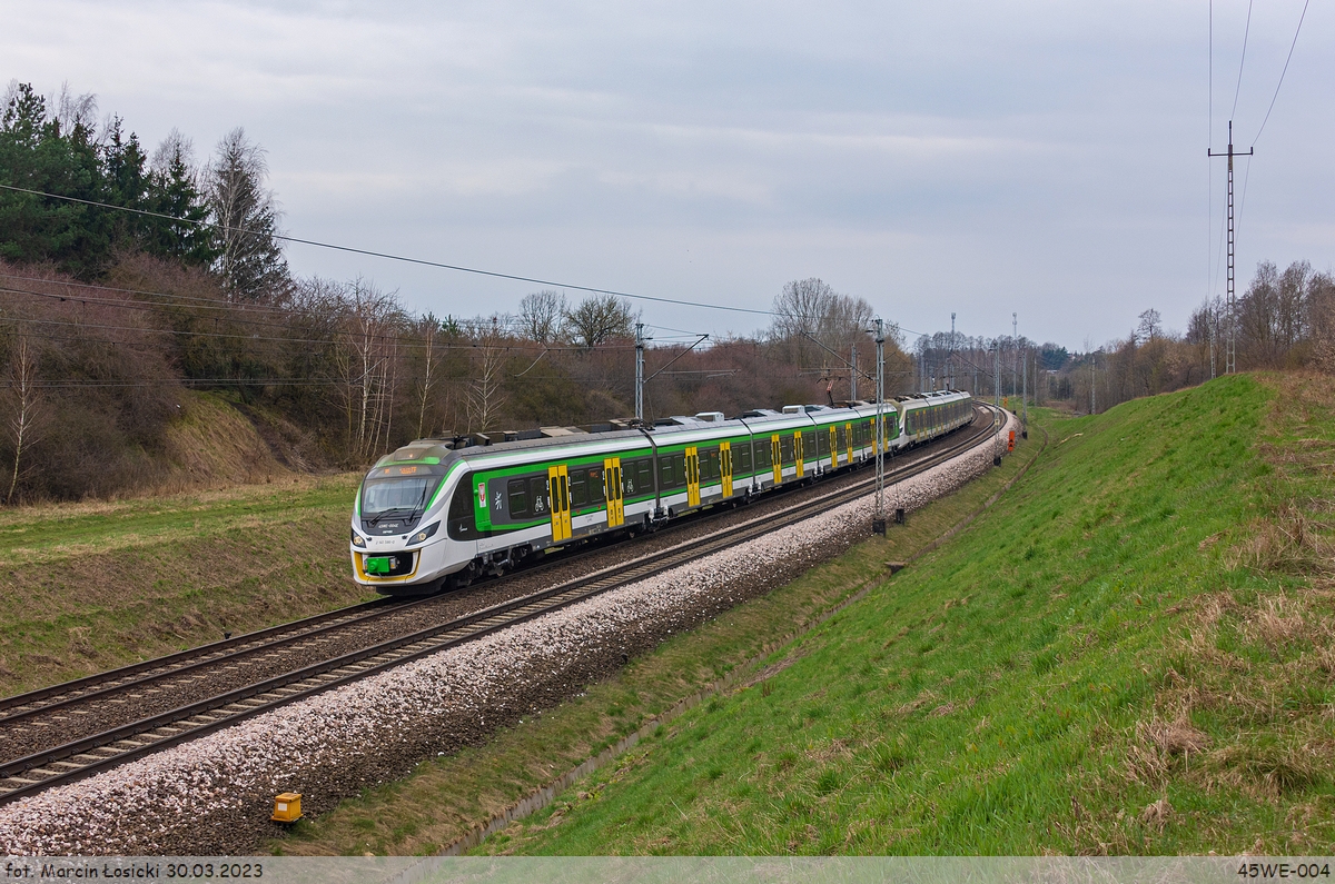 30.03.2023 | Nowe Iganie - 45WE-004 with 003 going from Warszawa to Siedlce.