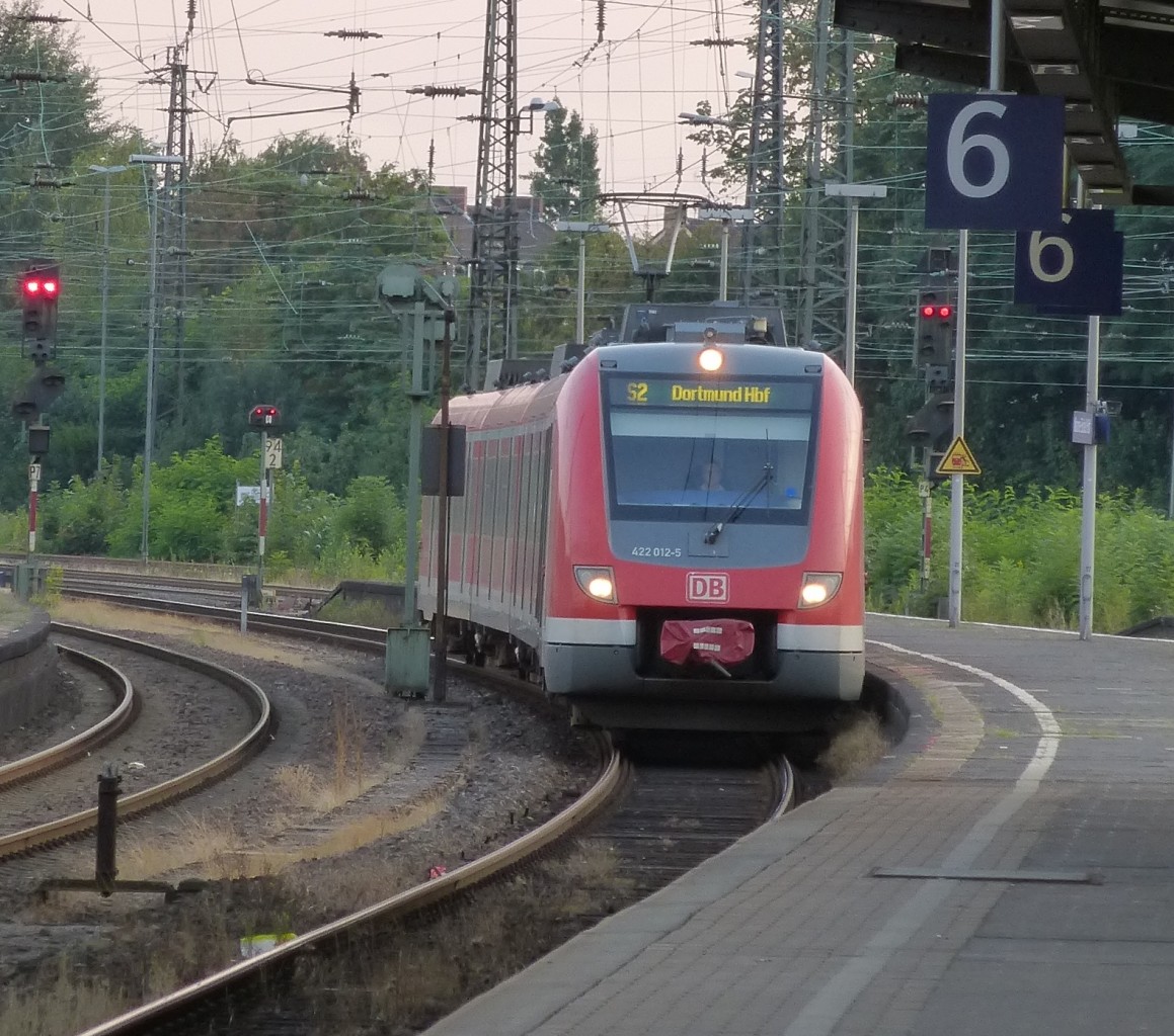 422 012-5 is arriving in Wanne-Eickel main station on August 20th 2013.