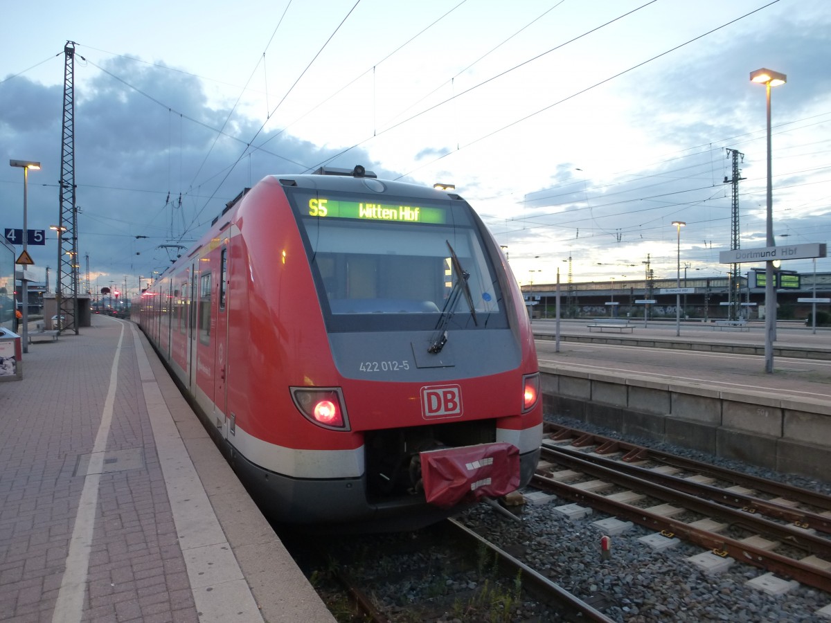 422 012-5 is standing in Dortmund main station on August 19th 2013.