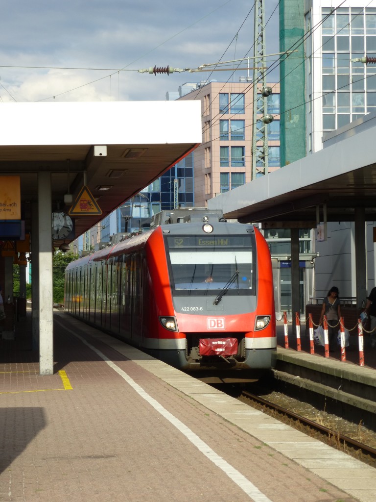 422 083-6 is standing in Dortmund main station on August 19th 2013.