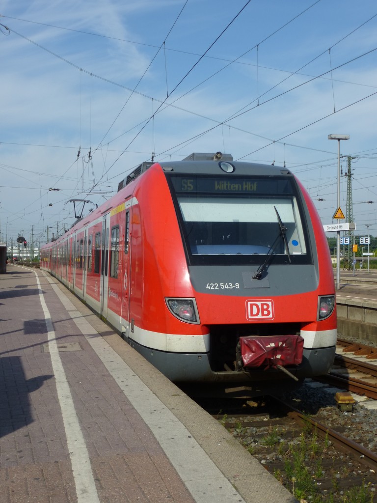 422 543-9 is standing in Dortmund main station on August 21st 2013.
