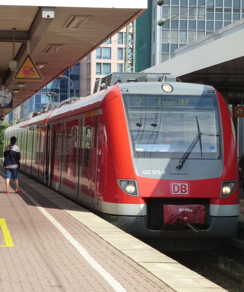 422 572-2 is standing in Dortmund main station on August 19th 2013.