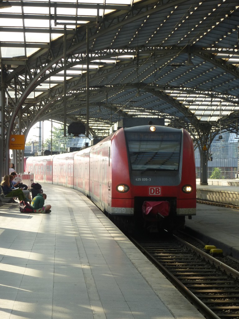 425 035-3 is arriving in Cologne main station on August 22nd 2013.