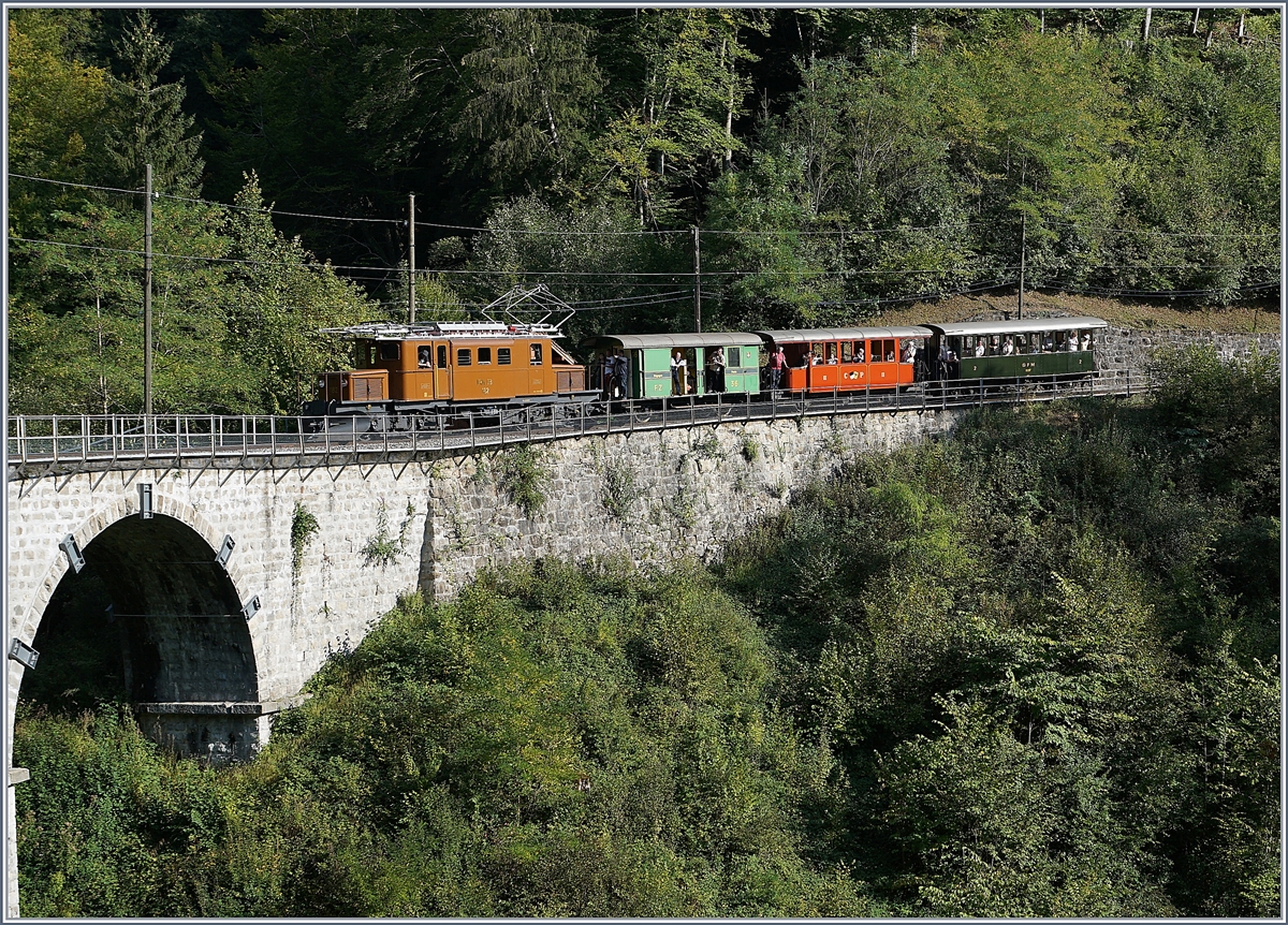 50 years Blonay -Chamby Railway - Mega Bernina Festival (MBF): The RhB Ge 4/4 182 on the way to Blonay by the Baie of Clarens Bridge. 
15.09.2018