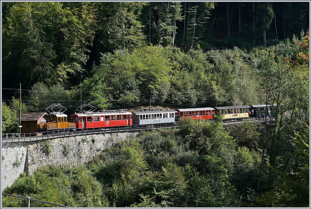 50 years Blonay -Chamby Railway - Mega Bernina Festival (MBF): The RhB Ge 2/2  Asnin  and the ABe 4/4 35 by  Vers-chez-Robert  on the way to Blonay.
15.09.2018