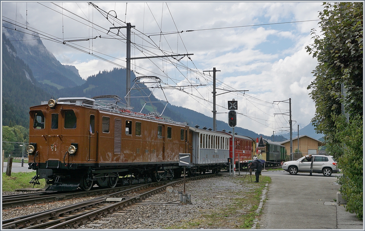 50 years Blonay -Chamby Railway - Mega Bernina Festival (MBF) wiht his Special Day Bündnertag im Saaneland: The RhB Ge 4/4 181 / BB Ge 4/4 81 is arriving at Saanen.
14.09.2018