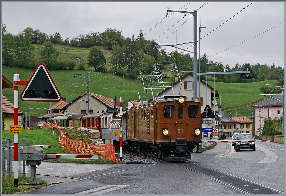 50 years Blonay -Chamby Railway - Mega Bernina Festival (MBF) wiht his Special Day Bündnertag im Saaneland: The RhB Ge 4/4 181 / BB Ge 4/4 81 wiht his spcial train to Gstaad is arriving at Montbovon.
 14.09.2018