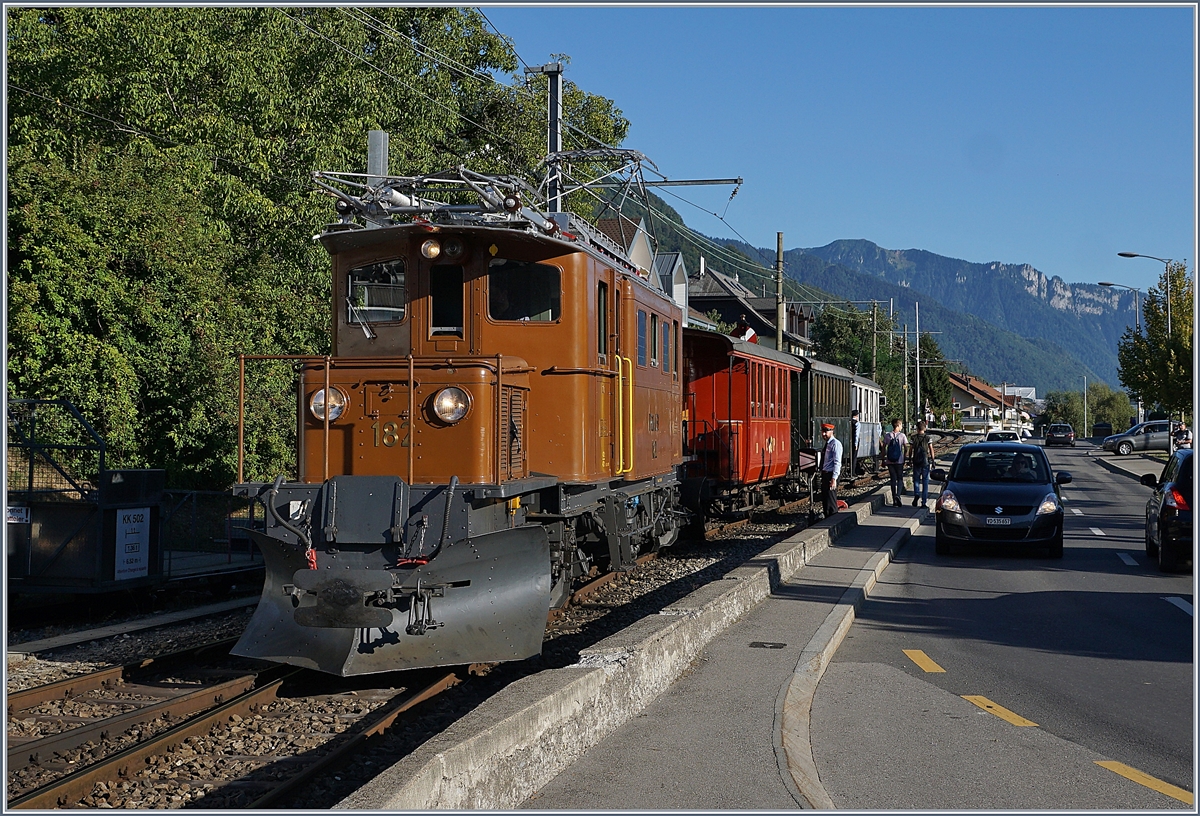 50 years Blonay -Chamby Railway - Mega Bernina Festival (MBF): The RhB Ge 4/4 182 and the RhB ABe 4/4 35 are arriving at Blonay.

08.09.2018
 