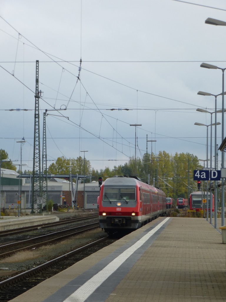 610 004 and 610 019 are arriving in Hof main station as RE from Regensburg.
Oktober 12th 2013.