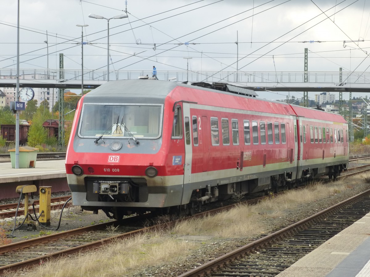 610 008 is standing in Hof main station on Okotber 12th 2013.