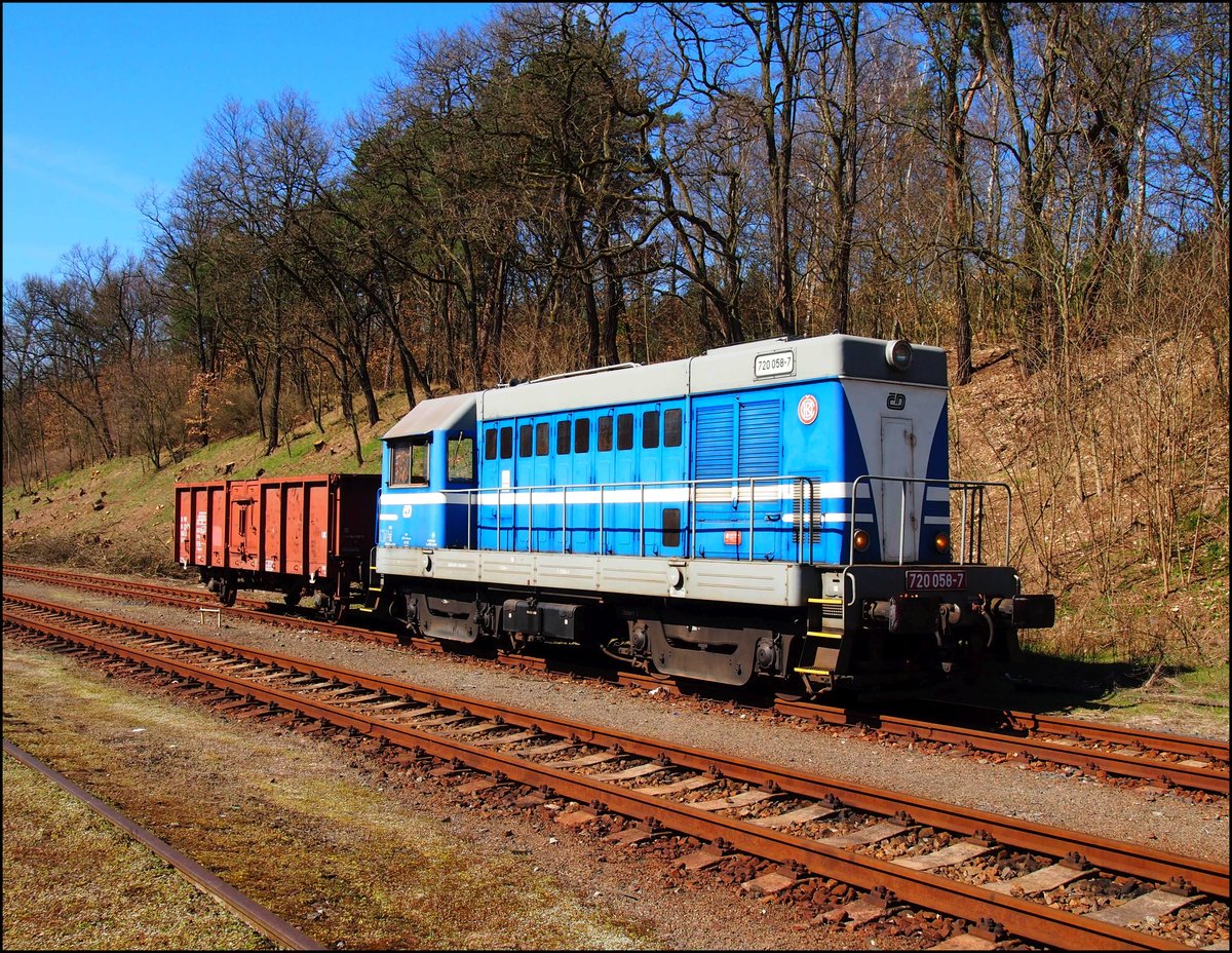720 058-7 Hector in railway station Luzna u Rakovnika on 28.3.2017
