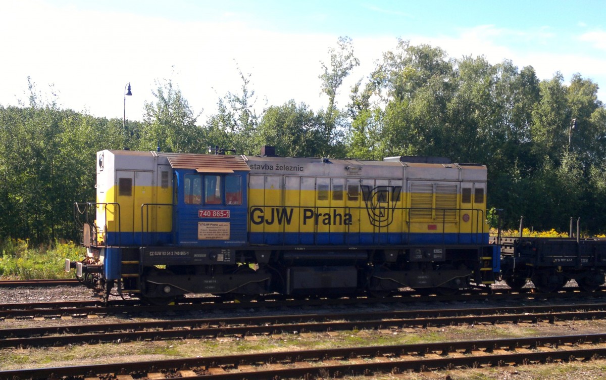 740 865-1 at the raiway station Kladno in 2013:09:14. Privat company GJW Praha .