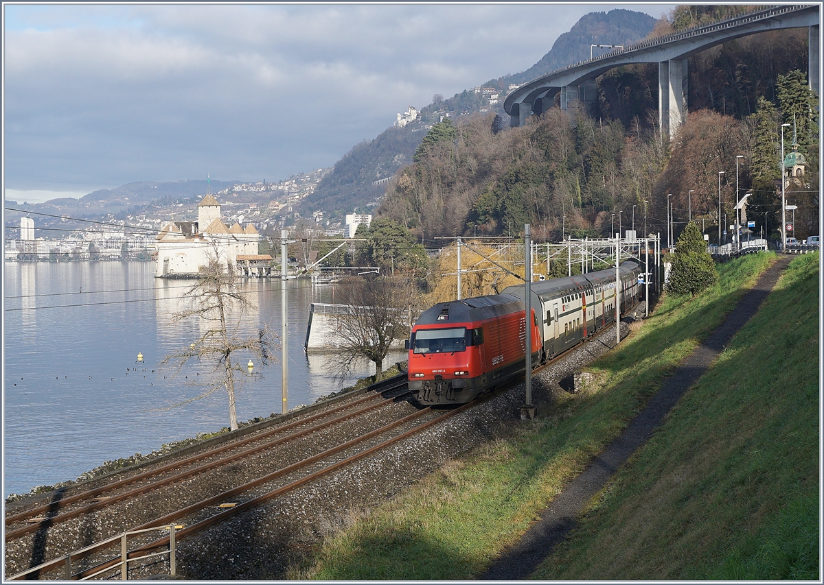 8 minutes later now by the first sunshine is comming the SBB Re 460 067-2 wiht the IR 90 1715 on the way to Brig. 

Near Villeneuve, the 04.01.2020
