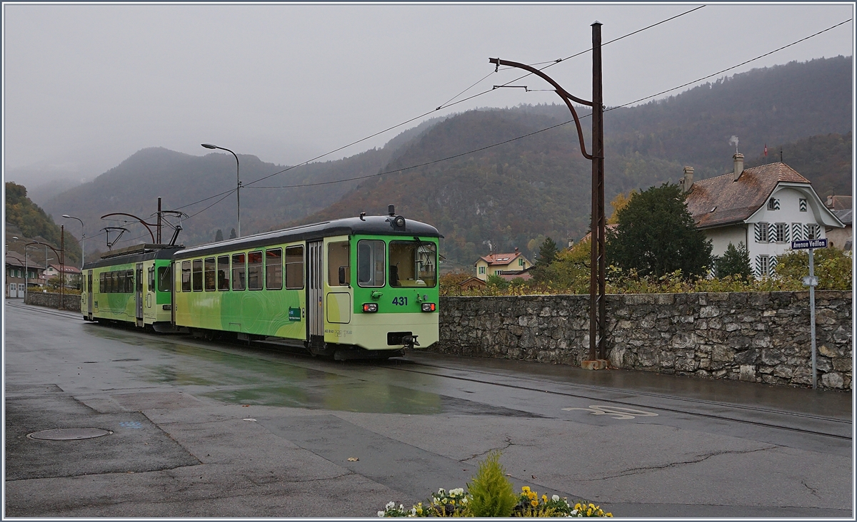 A ASD local train on the way to Les Diablerets in the Streets of Aigle by the Aigle Castle.

17.11.2019 