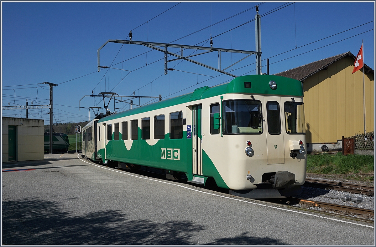 A BAM local train in Apples is waiting his deparutre to L'Isle.
19.04.2018