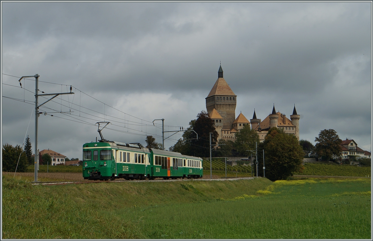 A BAM local train by the Castle of Vufflens.
15.10.2014