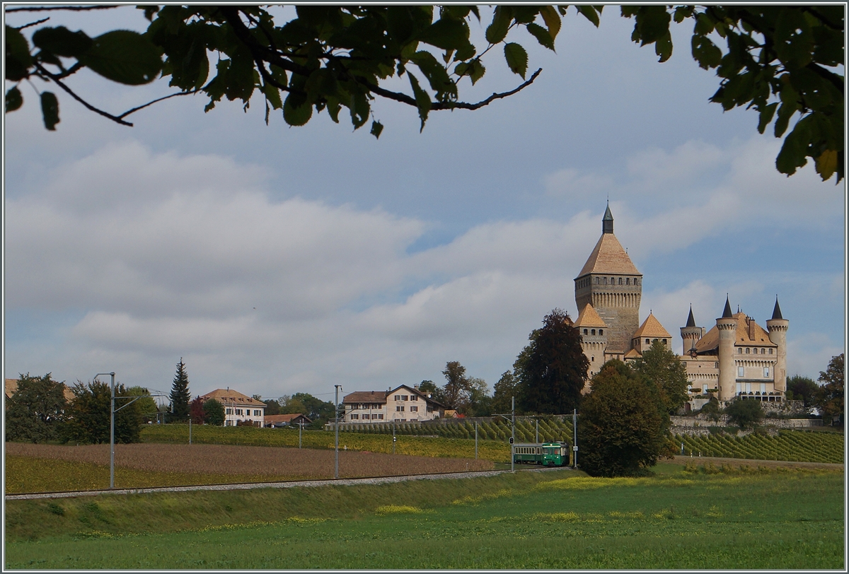 A BAM local train by the Castle of Vufflens.
15.10.2014