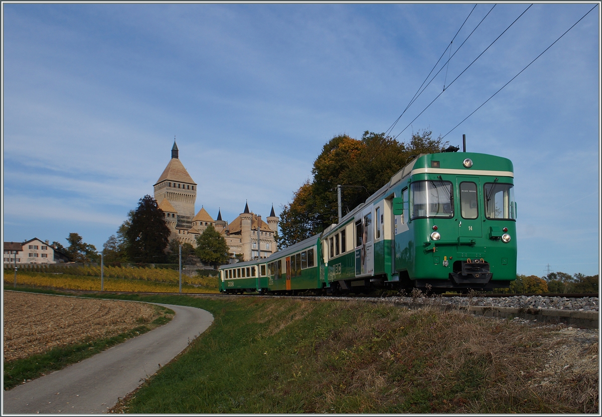 A BAM local train by the Castle of Vufflens.
20.10.2015