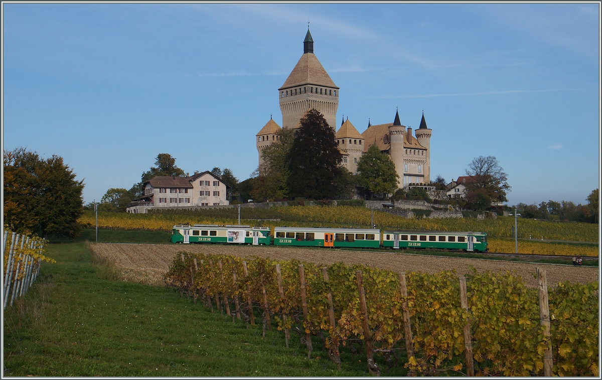A BAM local train by the Chateau de Vufflens.
20.10.2015