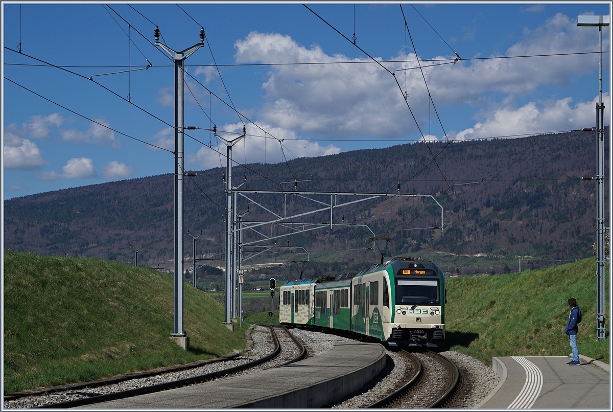 A BAM local train from Bière to Morges is arriving at Ballens.
10.04.2017
