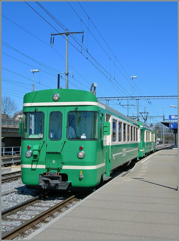 A BAM local train is leaving Morges. 
14.04.2006 