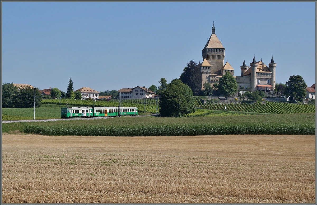 A BAM local train near the Castle of Vufflens. 
15.08.2013
