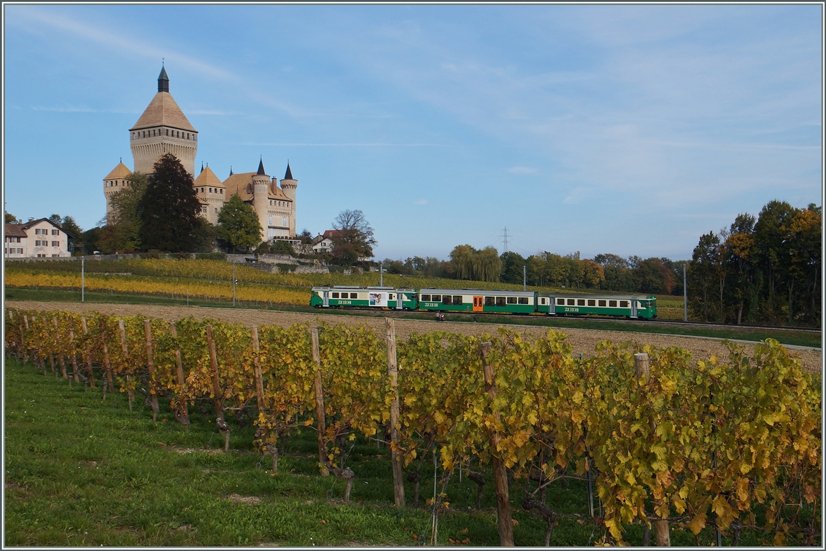 A BAM local train near Vufflens le Château.
20.10.2015