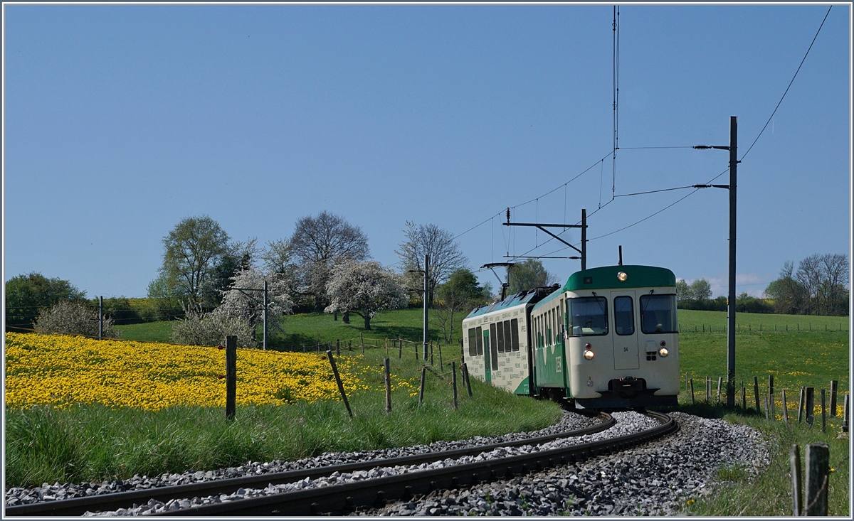 A BAM local train on the way to L'Isle by Apples.
14.04.2017