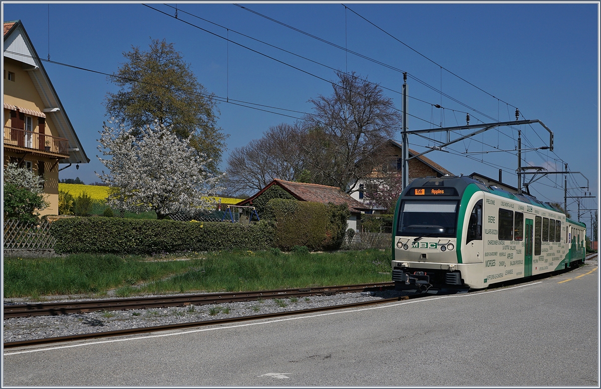 A BAM locl train from L'Isle is arriving at Apples.
11.4.2017