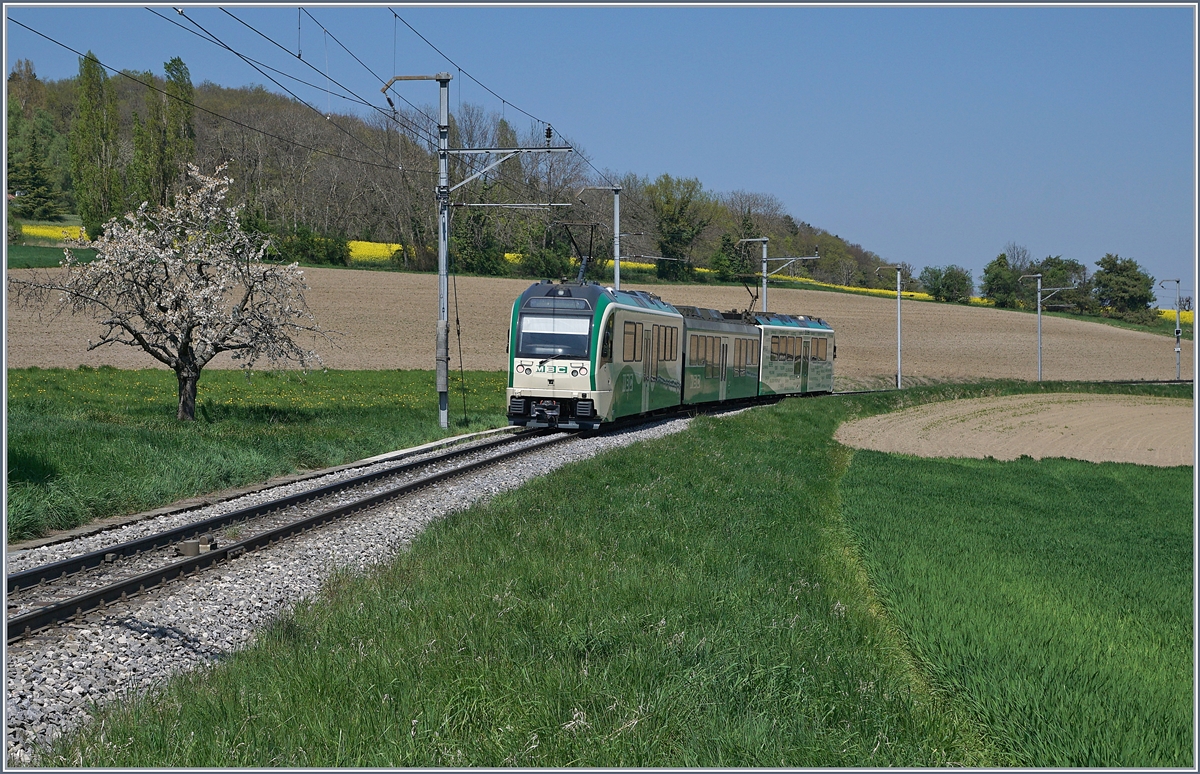 A BAM MBC local train on the way to L'Isle near Apples.
11.04.2017
