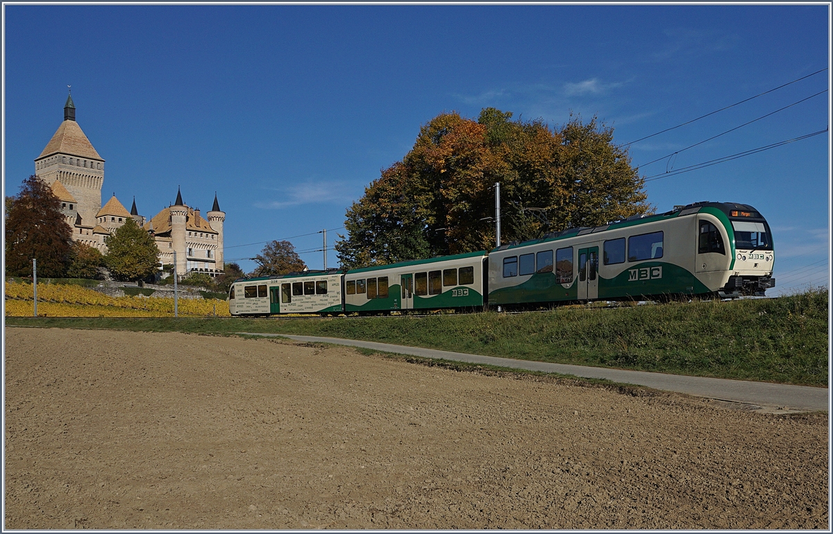 A BAM MBC local train by the Castle of Vufflens. 
17.10.2017