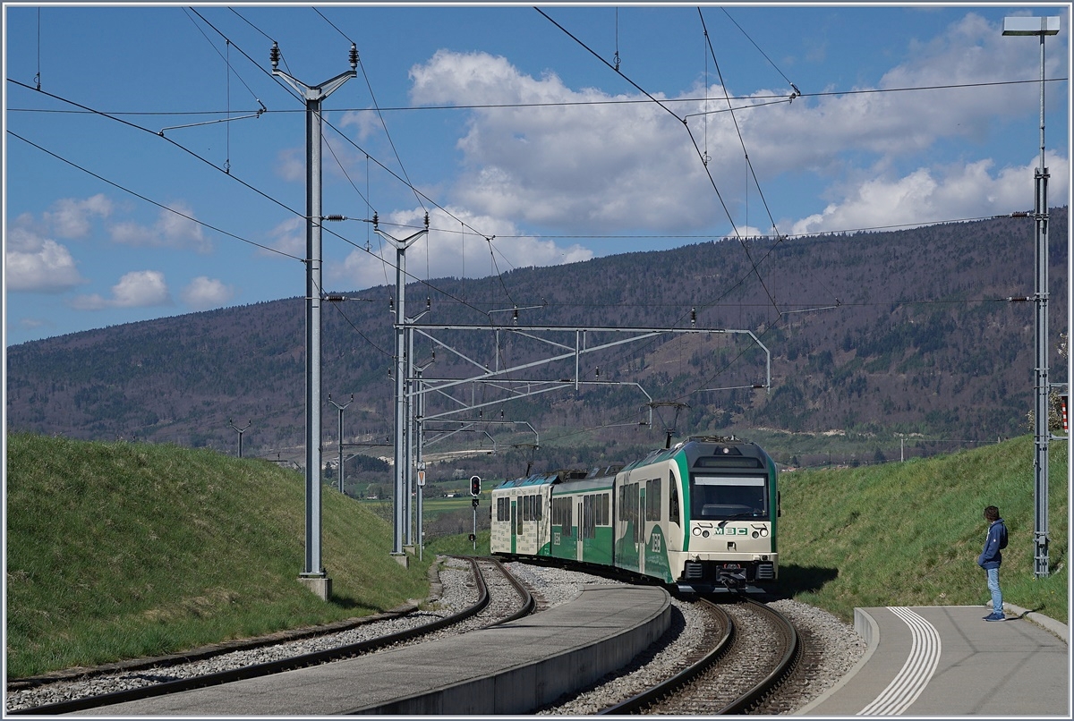 A BAM MBC local train is arriving at Ballens.
10.04.2017