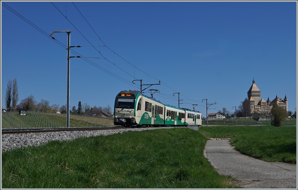 A BAM MBC local train on the way from Biere to Morges by tCastel of Vuffelns. 

05.04.2023 