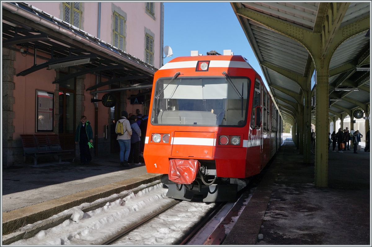 A BDeh 4/8 / SNCF Z 800 in Vallorcien. This Train is arriving form St Gervais Les Bains le Fayet. 

14.02.2023