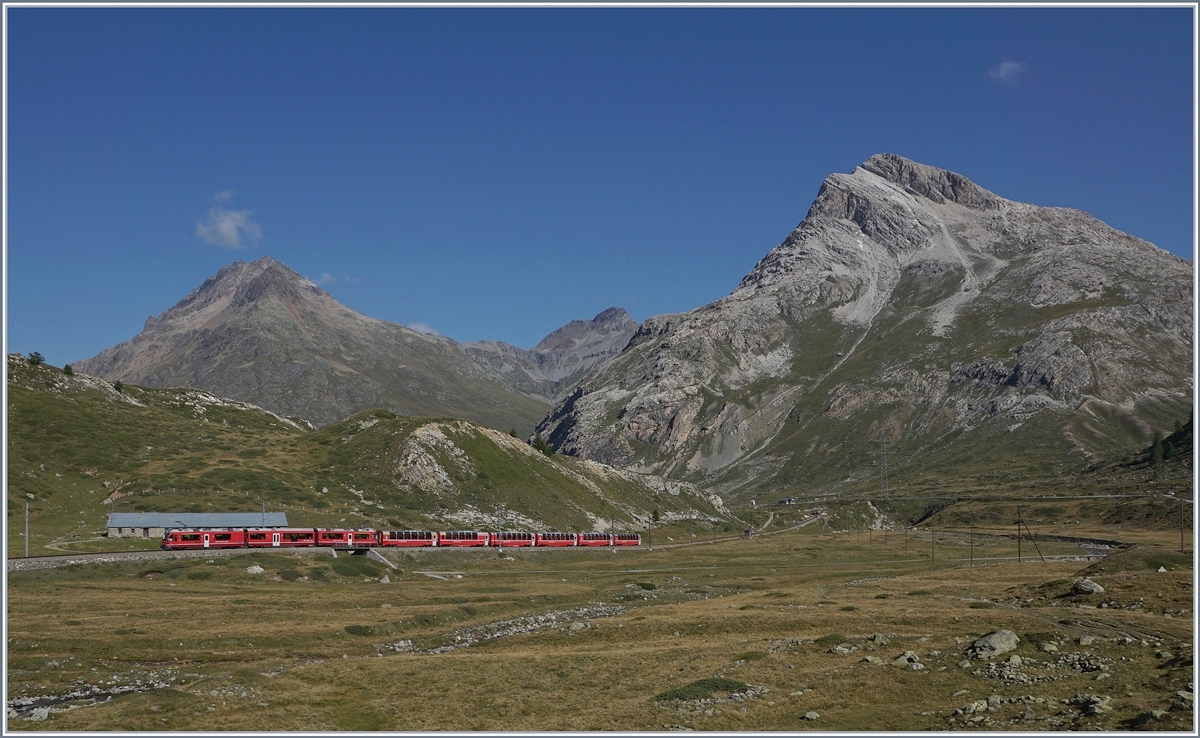 A Bernina Express by< the Bernina Diavolezza Area. 

13.09.2016