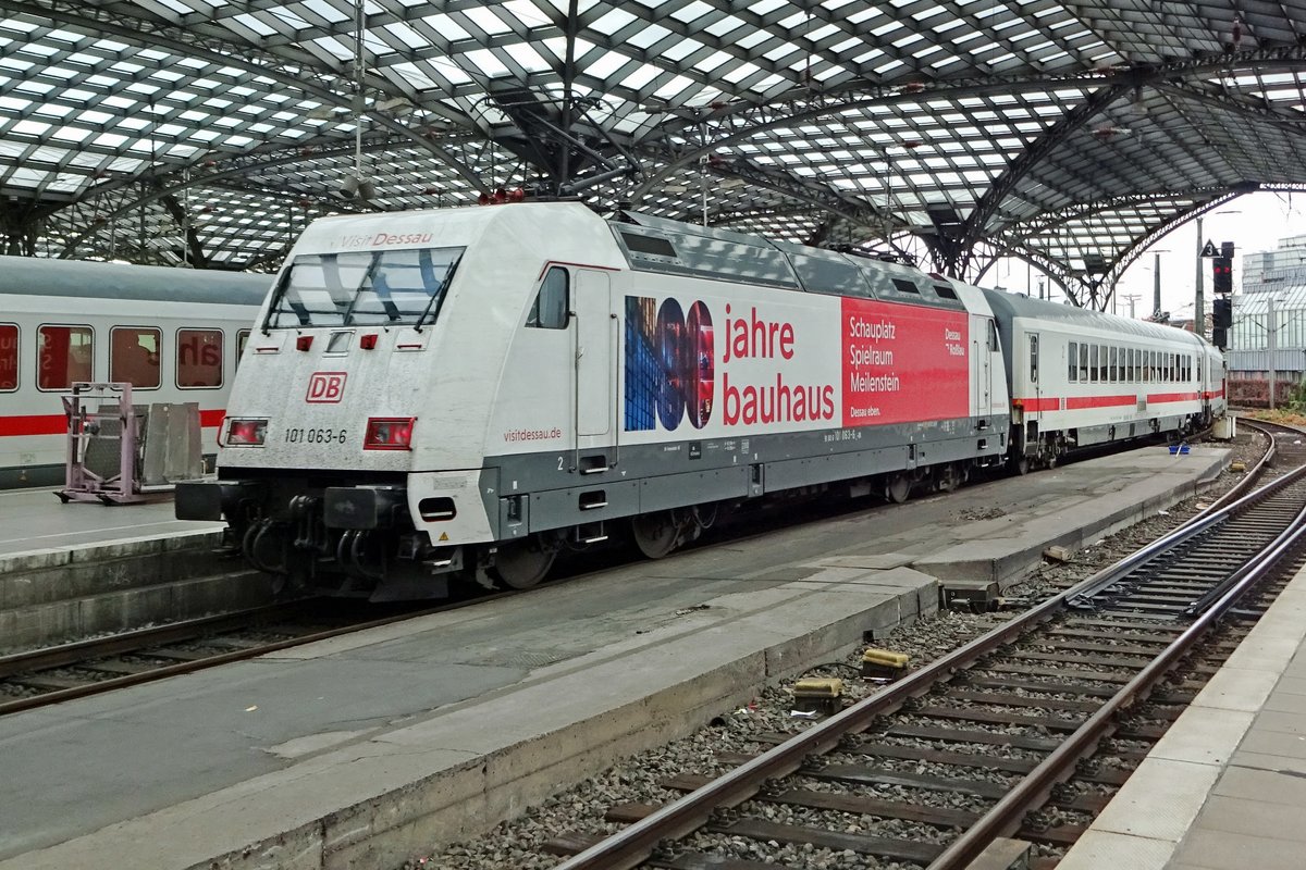 A bit away from home: 101 063 commemmorates a century of the Bauhaus Art Movement -that began in Dessau- at Köln Hbf on 23 September 2019.