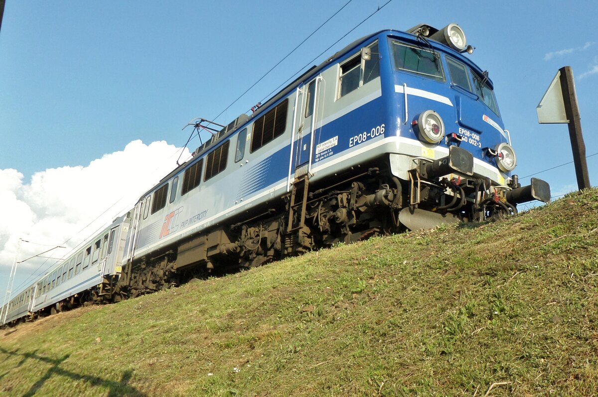 A bit forced Frog's perspective on EP08-006 at Warszawa-Wschodnia on 2 May 2016.