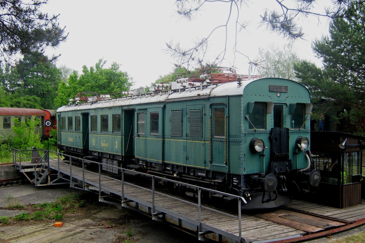 A bit forlorn stands ET10-003 at the Heizhaus Strasshof on 28 May 2012.