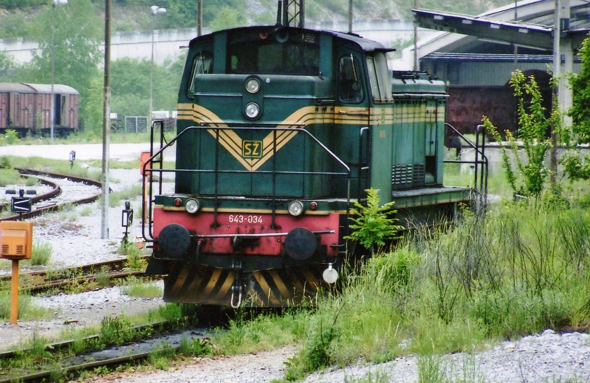 A bit tucked away at Jesenice stands SZ 643-034 on 19 May 2009.