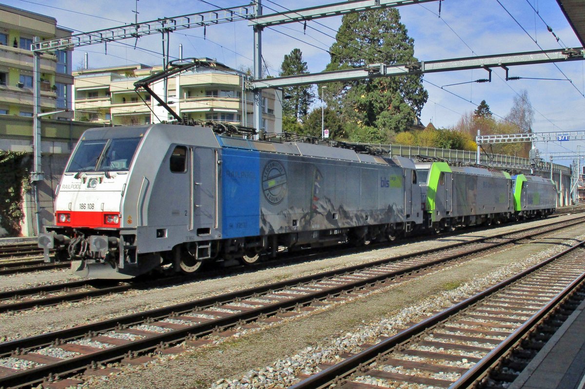 A bit under her own shadow stands 186 106 at Spiez on 23 March 2017.