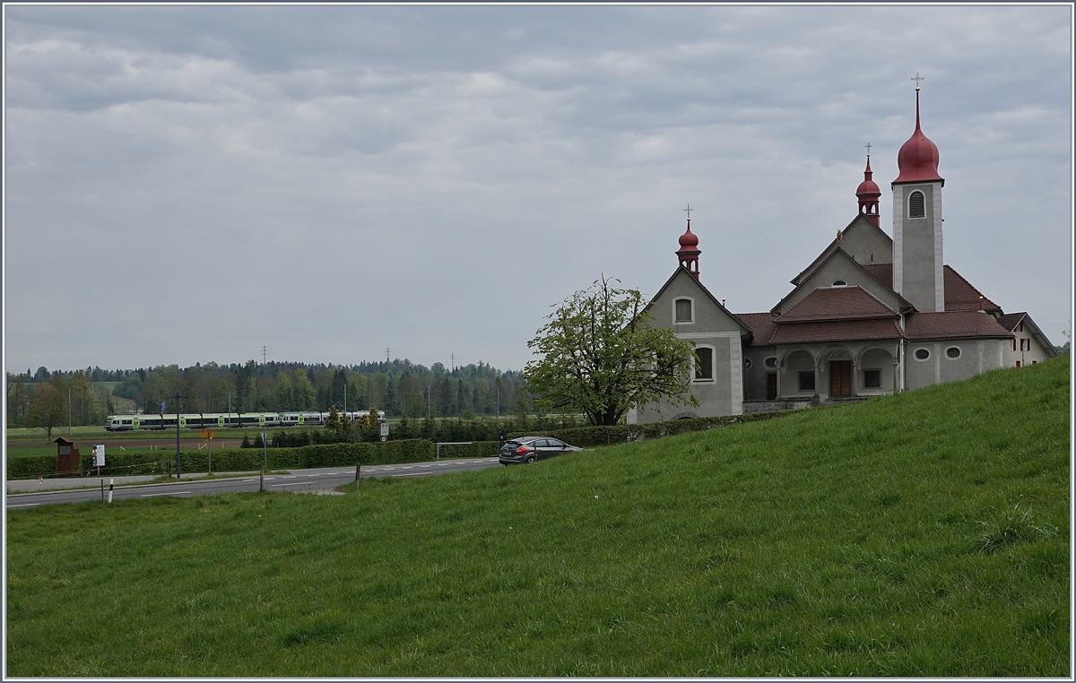 A BLS Lötschberger and Nina on the way to Wolhusen near Schachen.
06. 05.2017
