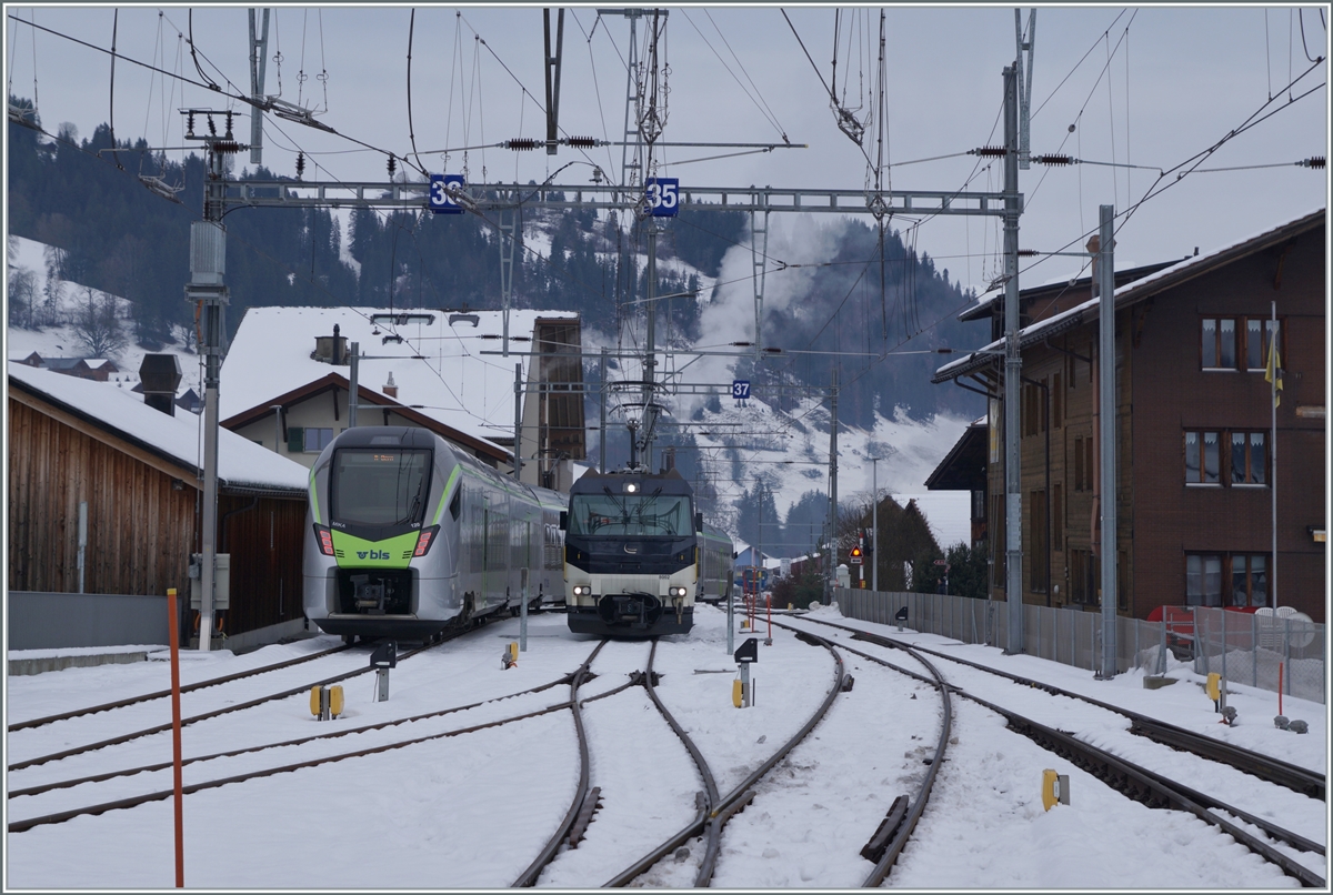 A BLS MIKA is leaving Zweisimmen on the way to Bern an the MOB Ge 4/4 8002 is waiting the GPX 4065. 

15.12.2022
