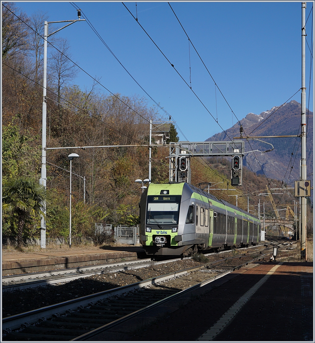 A BLS RABe 535  Lötschberger  on the way to Bern in Preglia.
21.11.2017